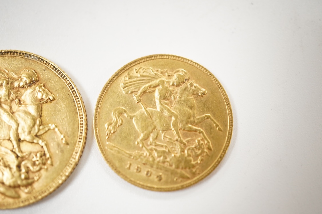 A Victorian 1900 gold sovereign and an Edward VII gold half sovereign.
